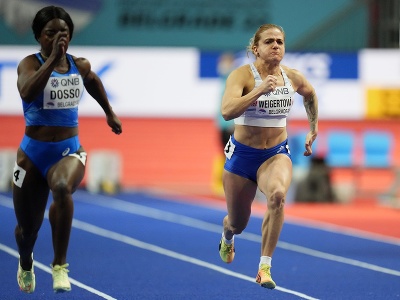 Slovenská šprintérka Monika Weigertová (vpravo) počas rozbehu na 60 m na 18. halových majstrovstvách sveta v Belehrade