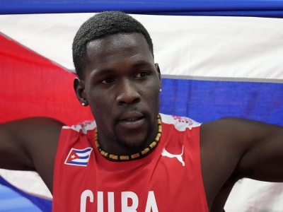 Kubánsky atlét Lazaro Martinez pózuje s vlajkou po víťazstve vo finále trojskoku mužov na 18. halových majstrovstvách sveta v Belehrade