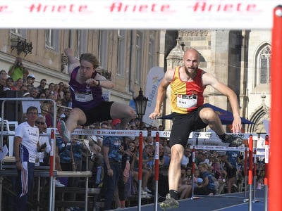 Na snímke sprava český atlét David Beneš a poľský atlét Franciszek Chudak v behu na 60 m cez prekážky počas JBL Jump Festu pri Dóme sv. Alžbety v Košiciach