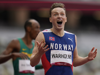 Nórsky atlét Karsten Warholm sa teší v cieli zo zisku zlatej medaily v behu mužov na 400 m cez prekážky vo svetovom rekorde 45,94 sekundy na OH v Tokiu