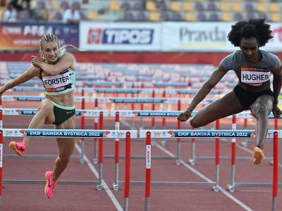 Viktória Forsterová a Amber Hughesová počas pretekov v behu na 100m cez prekážky v rámci atletického Tipos P-T-S mítingu