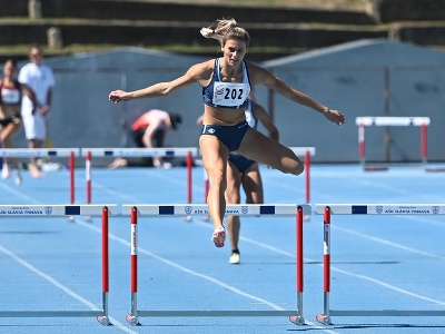 Slovenská atlétka Daniela Ledecká v behu na 400 m prek. žien na majstrovstvách Slovenska v atletike v Trnave