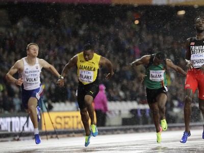 Slovenský bežec Ján Volko (vľavo) v semifinále behu na 200 m mužov na MS v atletike v Londýne