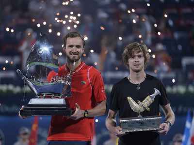 Na snímke vľavo ruský tenista Daniil Medvedev sa stal víťazom dvojhry na turnaji ATP v Dubaji, keď vo finále zdolal  svojho krajana Andreja Rubľova