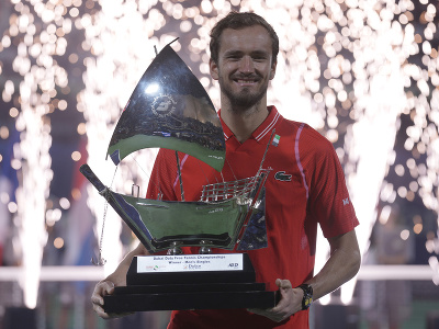 Ruský tenista Daniil Medvedev pózuje s trofejou víťaza dvojhry na turnaji ATP v Dubaji