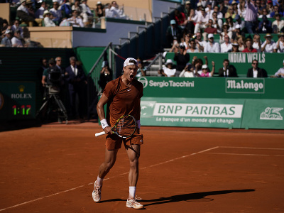 Holger Rune oslavuje zisk bodu v zápase na antukovom turnaji ATP Masters 1000 v Monte Carle