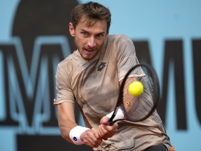 Slovenský tenista Lukáš Klein odvracia úder Američana Tommyho Paula počas zápasu 2. kola na turnaji ATP Masters 1000 v Madride