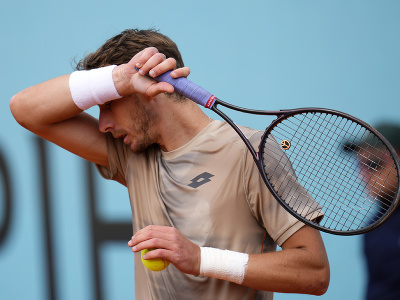 Slovenský tenista Lukáš Klein reaguje počas zápasu 2. kola proti Američanovi Tommymu Paulovi na tenisovom turnaji ATP Masters 1000 v Madride