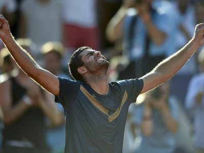 Argentínsky tenista Facundo Diaz Acosta oslavuje po jeho výhre nad Nicolasom Jarrym z Čile vo finále tenisového turnaja ATP v Buenos Aires 