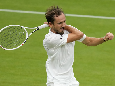 Daniil Medvedev v semifinále Wimbledonu proti Carlosovi Alcarazovi