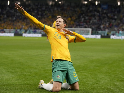 Austrálsky hráč Craig Goodwin oslavuje po tom, ako skóroval vo futbalovom zápase D-skupiny Francúzsko - Austrália