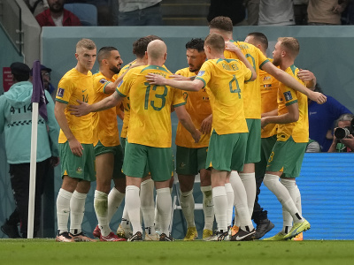 Austrálski hráči oslavujú gól vo futbalovom zápase D-skupiny Francúzsko - Austrália