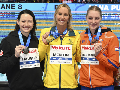 Austrálska plavkyňa Emma McKeonová (uprostred) oslavuje zisk zlatej medaily
