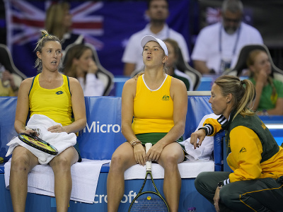 Austrálske tenistky Storm Sandersová a Ellen Perezová a nehrajúca kapitánka Alicia Moliková