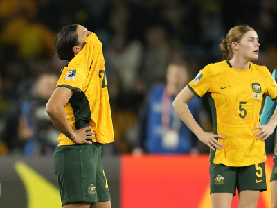 Sklamané austrálske futbalistky - zľava Sam Kerrová a Cortnee Vineová