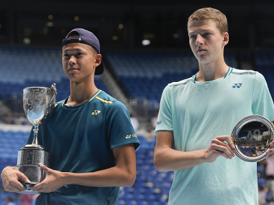 Zľava Rei Sakamoto, víťaz chlapčenskej časti Australian Open, vpravo porazený finalista Jan Kumstát