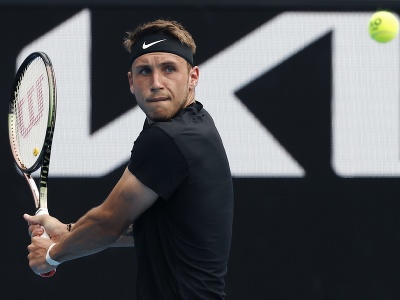 Slovenský tenista Alex Molčan odvracia loptičku na Rusa Romana Safjullina v 1. kole dvojhry na grandslamovom turnaji Australian Open