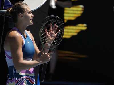 Aryna Sabalenková oslavuje postup do semifinále Australian Open