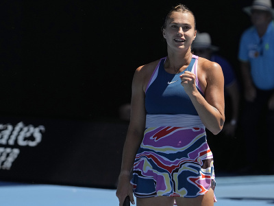 Aryna Sabalenková oslavuje postup do semifinále Australian Open