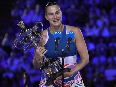 Aryna Sabalenková s trofejou pre víťazku Australian Open