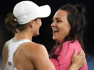 Austrálska tenistka Ashleigh Bartyová sa stala prvýkrát v kariére víťazkou ženskej dvojhry na grandslamovom Australian Open. Na snímke s bývalou austrálskou tenistkou Casey Dellacquaovou