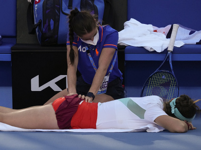 Švajčiarska tenistka Belinda Benčičová si vyžiadala ošetrenie