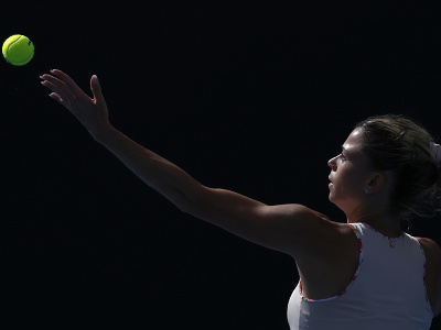Camila Giorgiová podáva v 2. kole Australian Open 