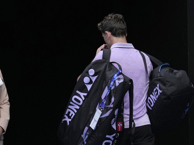 Sklamaný Casper Ruud opúšťy kurt Australian Open