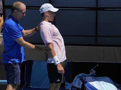 Dominic Thiem počas ošetrovania na Australian Open