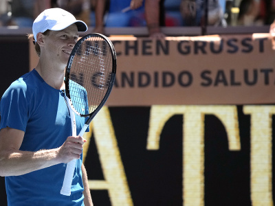 Jannik Sinner oslavuje postup do osemfinále Australian Open