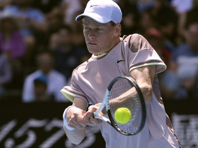 Jannik Sinner odvracia úder v semifinále Australian Open