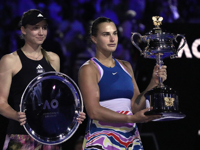 Aryna Sabalenková s trofejou pre víťazku Australian Open a Jelena Rybakinová