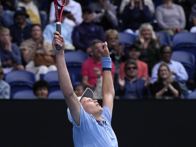 Americký tenista Jenson Brooksby oslavuje cennú výhru 