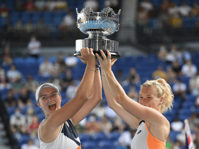 Kateřina SIniaková a Barbora Krejčíková oslavujú s trofejou