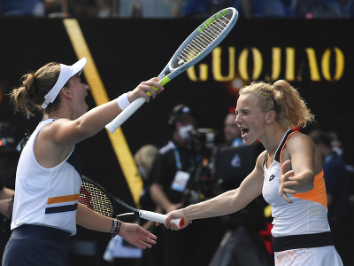 České tenistky Barbora Krejčíková a Kateřina Siniaková sa stali víťazkami ženskej štvorhry na grandslamovom turnaji Australian Open
