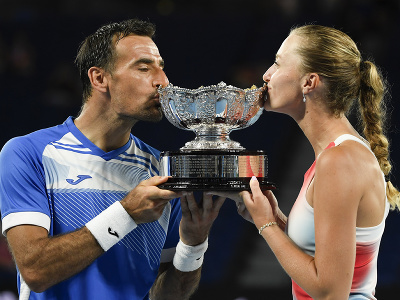 Chorvátsky tenista Ivan Dodig s Francúzkou Kristinou Mladenovičovou sa stali víťazmi miešanej štvorhry na Australian Open