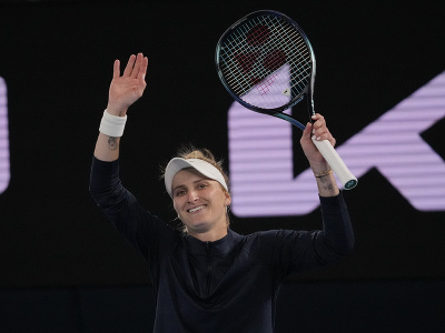 Česká tenistka Markéta Vondroušová sa raduje z výhry nad Ons Jabeurovou