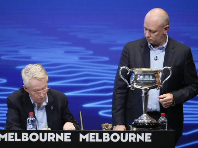 Žreb Australian Open 2022. Na snímke zľava šéf turnaja Craig Tiley a Wayne McKewen