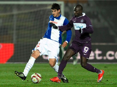 Mamadou Diabang a Mikel San Jose bojujú o loptu