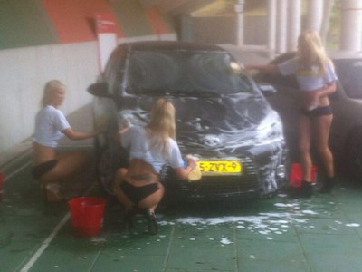 Futbalistom Nijmegeu umývajú autá sporo odeté modelky
