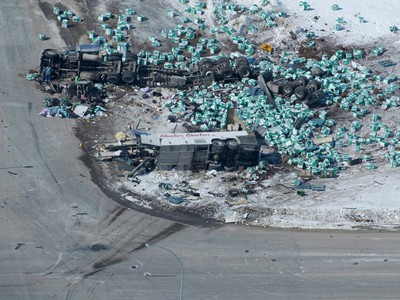 Pohľad na miesto tragickej zrážky kamióna a autobusu v kanadskom Tisdale 7. apríla 2018. Tragickou nehodou sa skončila cesta na zápas pre hokejistov juniorského tímu Humboldt Broncos z kanadskej provincie Saskatchewan.