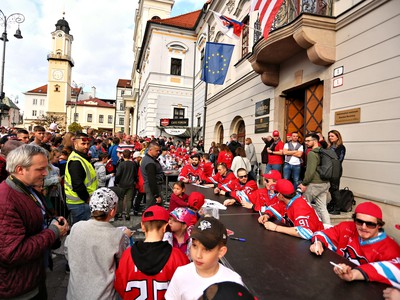 Fanúšikovia (vľavo) a hokejisti HC ‘05 iClinic Banská Bystrica (vpravo) počas autogramiády v rámci uvítania s názvom Barani, ďakujeme! pri príležitosti osláv národného majstrovského titulu hokejovej Tipsport ligy na banskobystrickom Námestí SNP