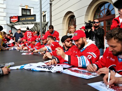Fanúšikovia (vľavo) a hokejisti HC ‘05 iClinic Banská Bystrica (vpravo) počas autogramiády v rámci uvítania s názvom Barani, ďakujeme! pri príležitosti osláv národného majstrovského titulu hokejovej Tipsport ligy na banskobystrickom Námestí SNP