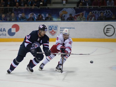 Michal Sersen z HC Slovan Bratislava a Anatolij Golyšev z Avtomobilist Jekaterinburg