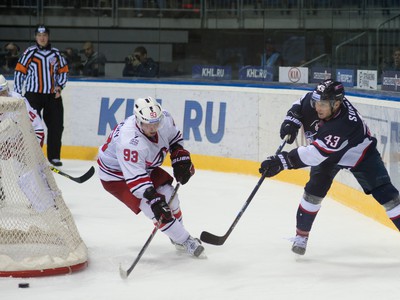 Alexej Vasilevskij z Avtomobilist Jekaterinburg a Tomáš Surový z HC Slovan Bratislava