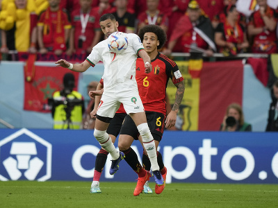 Marocký hráč Hakim Ziyech (vpredu) kontroluje loptu pred Belgičanom Axelom Witselom 