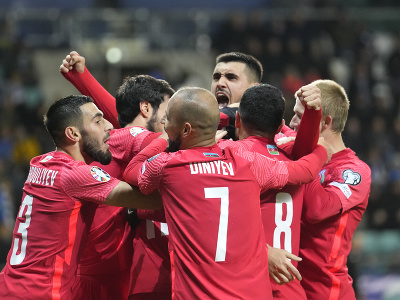 Azerbajdžanskí hráči oslavujú úvodný gól Ramila Sheydaeva