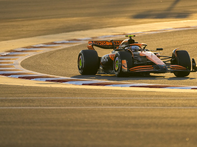 Lando Norris počas predsezónnych pretekov v Bahrajne