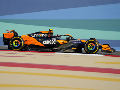 Lando Norris počas predsezónnych pretekov v Bahrajne