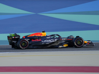 Max Verstappen počas predsezónnych pretekov v Bahrajne